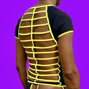 Vestido sexy con diseño de rejilla amarilla y detalles en negro en fondo morado.