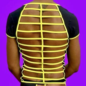 Vestido negro con estructura amarilla en la espalda, fondo morado.