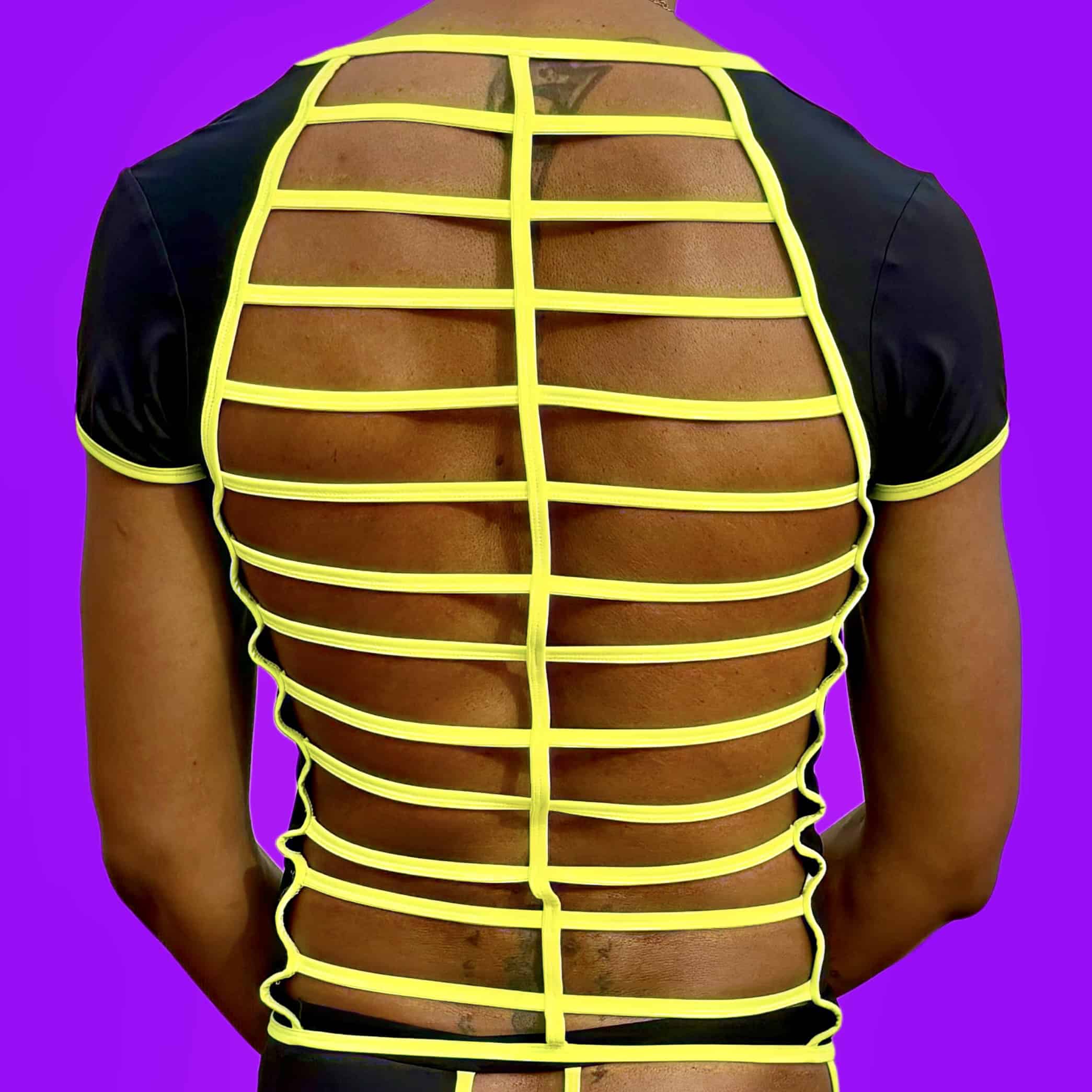 Vestido negro con estructura amarilla en la espalda, fondo morado.