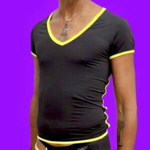 Chica con camiseta negra y detalles en amarillo en fondo morado.