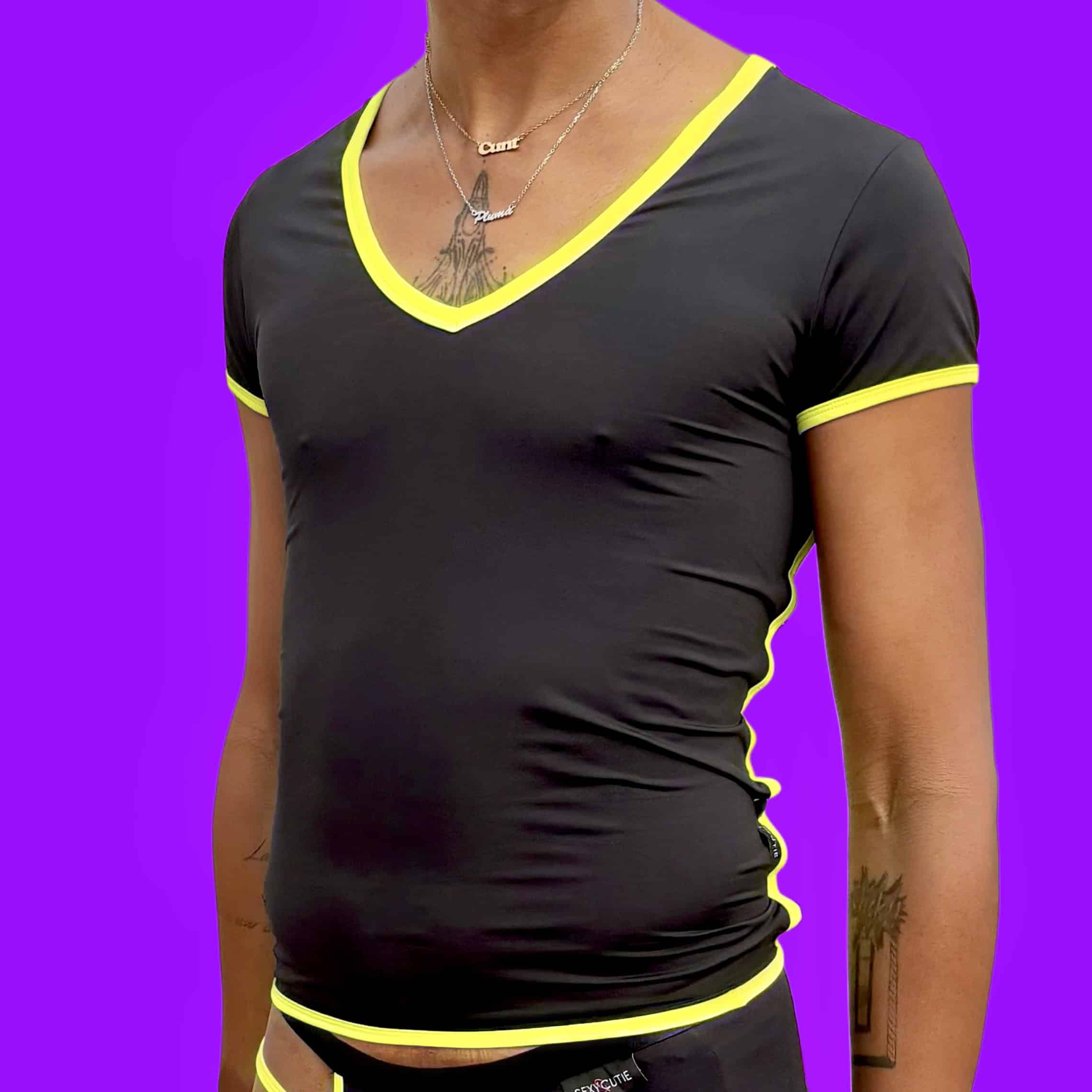 Chica con camiseta negra y detalles en amarillo en fondo morado.
