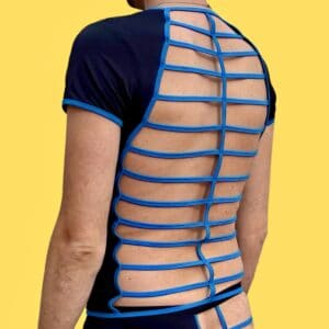 Ropa de moda con diseño abierto en la espalda y detalles en azul.