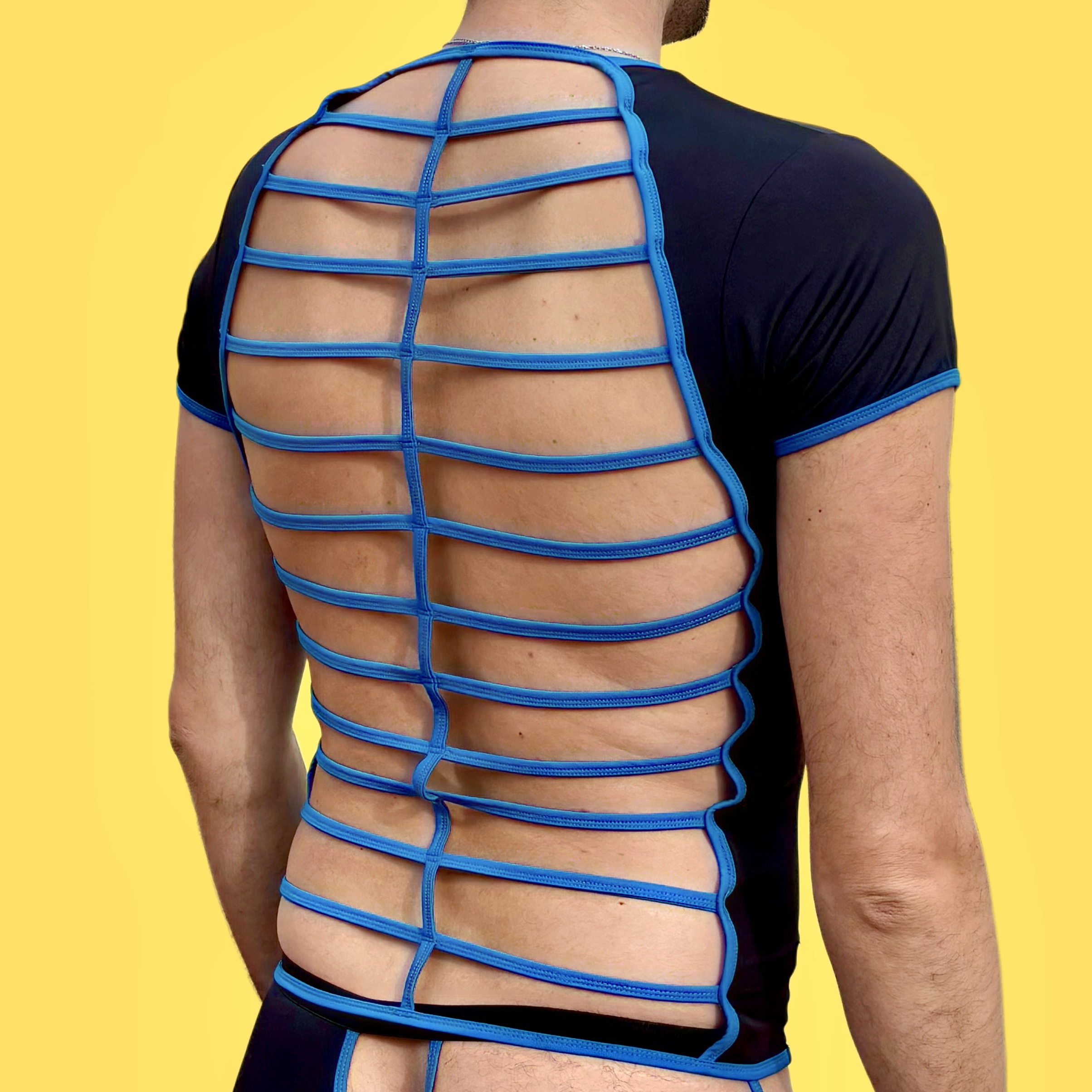Ropa de moda con diseño abierto en la espalda y color azul vibrante.