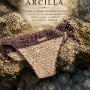 Bikini de crochet en tonos tierra en la playa, moda artesanal y natural.