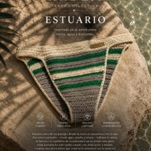 Bikini de crochet con rayas verdes y beige en la playa.