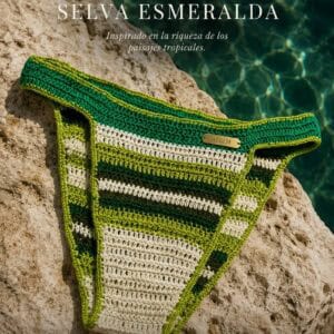 Bikini de crochet verde y blanco en roca junto al agua.