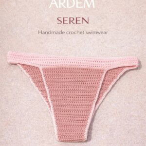 Bikini de crochet hecho a mano en color rosa polvo, estilo sexy y artesanal.