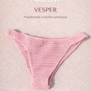 Faja de crochet rosa blush hecha a mano para mujer, estilo sexy y cómodo.