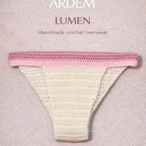Bikini de crochet hecho a mano en color crema y rosa para mujer.