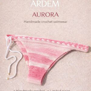 Bikini de crochet hecho a mano en tonos rosa y blanco con cordón ajustable.