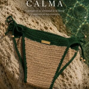 Bañador de crochet verde y beige en roca junto al mar.