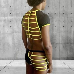 Sports outfit with sculpted lines and details in neon yellow.