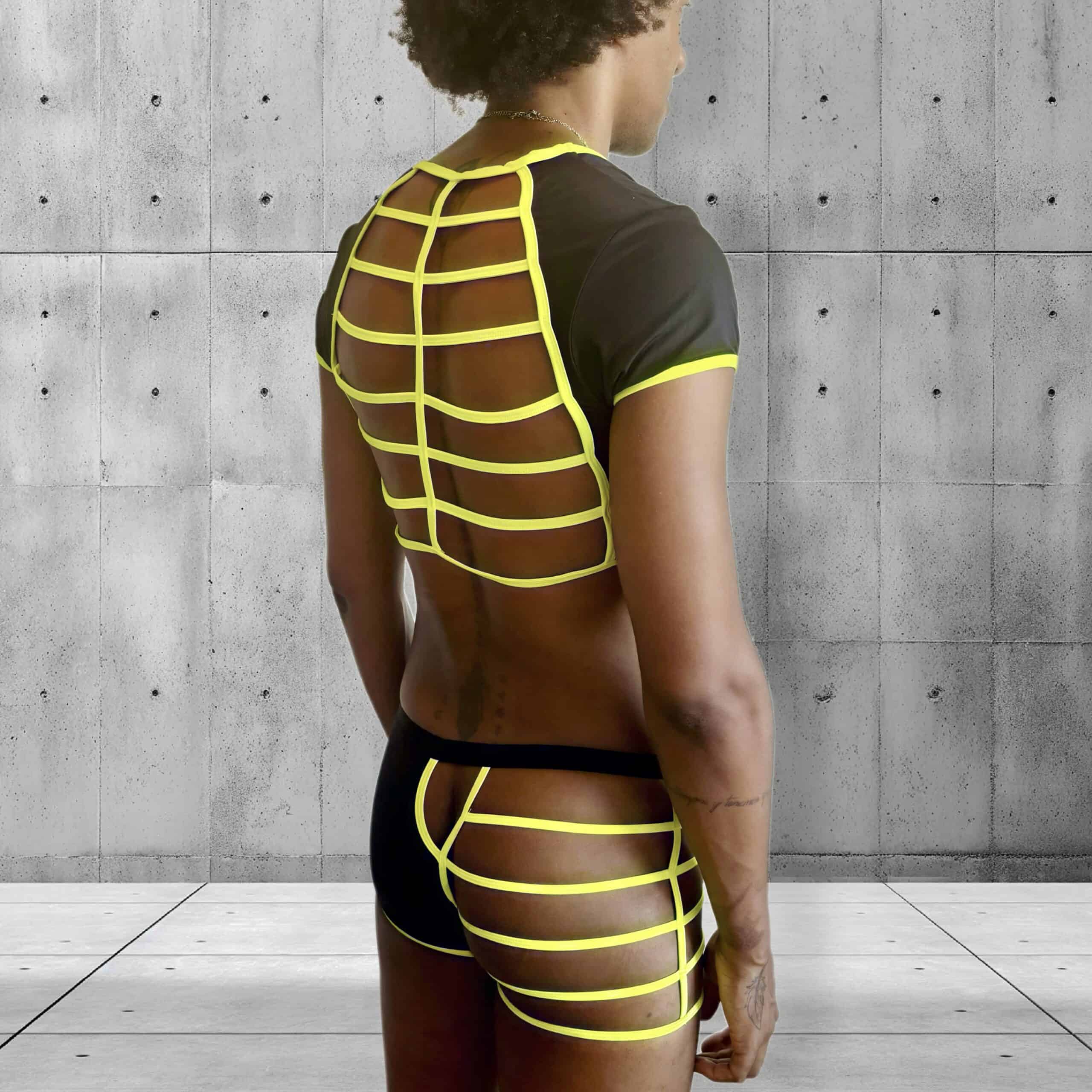 Tenue de sport aux lignes sculptées et aux détails jaune fluo.