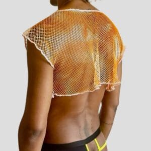 Femme portant un haut en résille orange et un short noir et jaune.