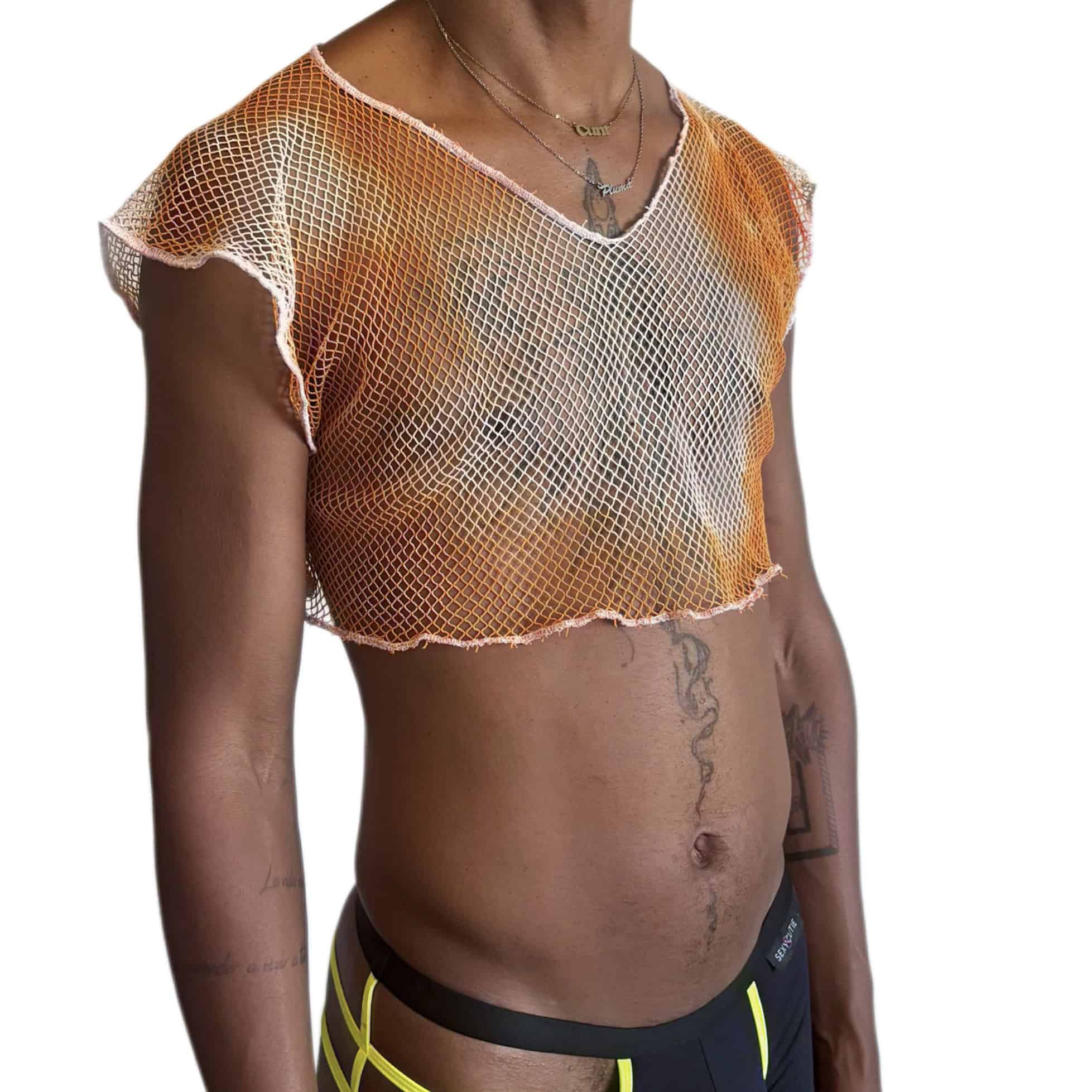 Femme portant un haut en résille orange et un pantalon de survêtement noir et jaune.