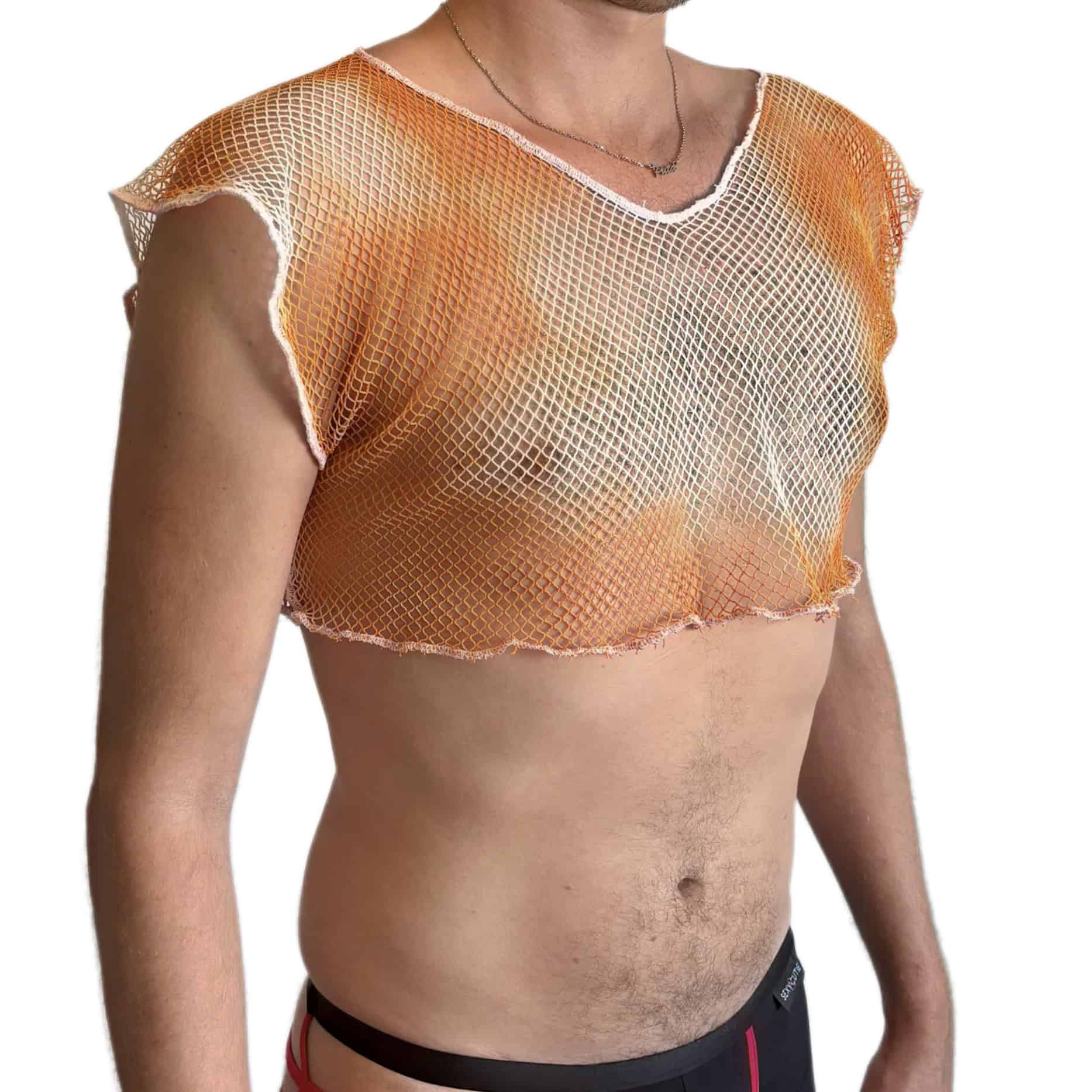 Garçon portant un haut en résille rose et un short noir dans Croptop Pink Monkey.