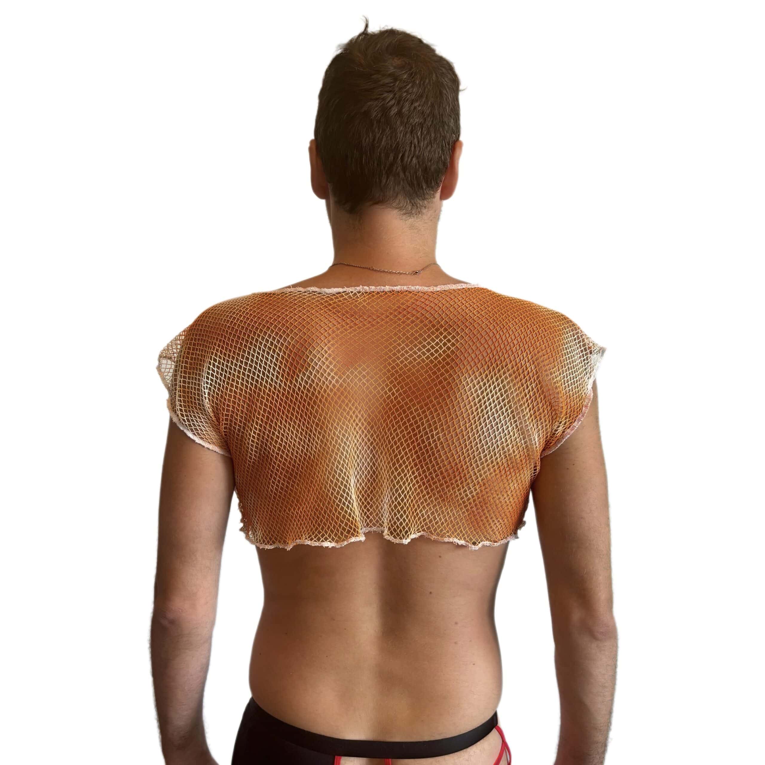 Homme portant un t-shirt en résille orange et un pantalon foncé, vu de dos.
