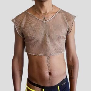Jeune fille portant un haut en résille rose et un pantalon de survêtement noir avec des détails fluo.