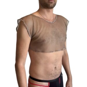 Garçon portant un t-shirt en résille transparente et un short noir et rouge.