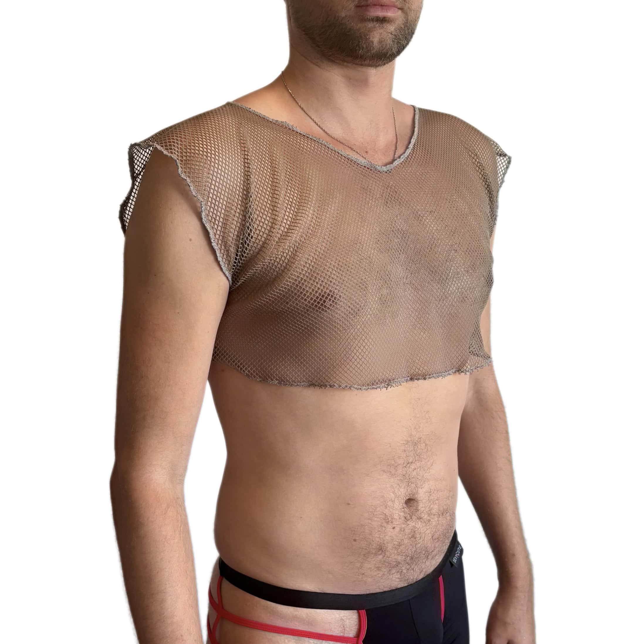 Garçon portant un t-shirt en résille transparente et un short noir et rouge.